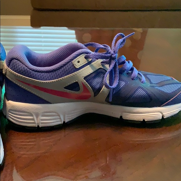 Nike Tennis Shoes - Picture 3 of 4